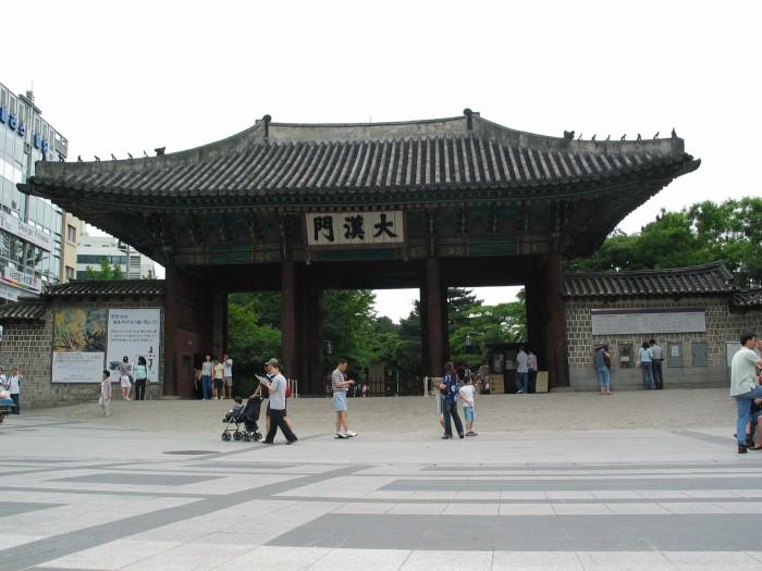 Deoksugung palace: Daehanmun